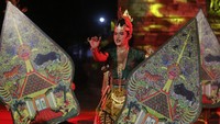 Acara ini menghadirkan penampilan para penari yang memerankan cerita rakyat Panji dan Calonarang.