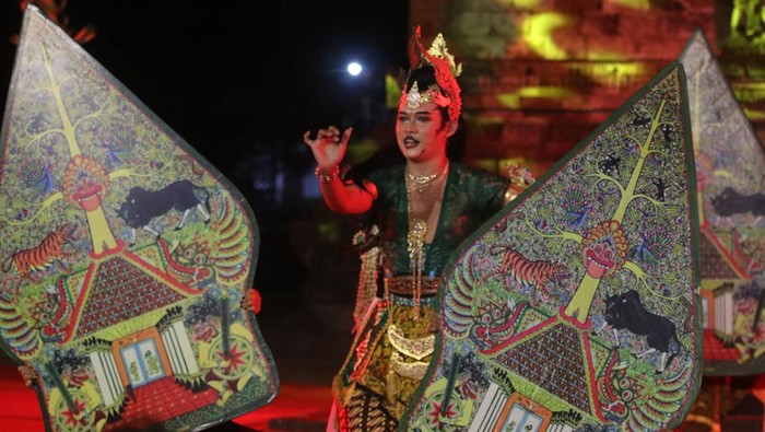 Menengok Pagelaran Seni Tegowangi di Kediri Penari tampil pada sendratari bertajuk Inspiration Art of Tegowangi di Candi Tegowangi, Kediri, Jawa Timur, Rabu (18/9/2024). Sendratari yang mengangkat cerita rakyat Cerita Panji dan Calonarang tersebut sebagai upaya promosi wisata budaya seiring dibukanya Bandara Dhoho Kediri. ANTARA FOTO/Prasetia Fauzani/Spt.