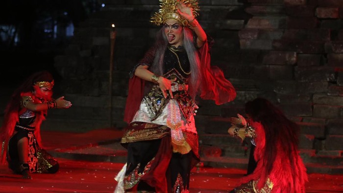 Penari tampil pada sendratari bertajuk Inspiration Art of Tegowangi di Candi Tegowangi, Kediri, Jawa Timur, Rabu (18/9/2024). Sendratari yang mengangkat cerita rakyat Cerita Panji dan Calonarang tersebut sebagai upaya promosi wisata budaya seiring dibukanya Bandara Dhoho Kediri. ANTARA FOTO/Prasetia Fauzani/Spt.