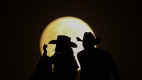 Supermoon adalah istilah yang merujuk pada fenomena ketika bulan purnama (full moon) terjadi saat bulan berada pada titik terdekatnya dengan bumi, yaitu perigee. Pada saat itu, bulan tampak lebih besar dan lebih terang di langit dibandingkan saat bulan berada pada jarak rata-rata dari bumi.  
