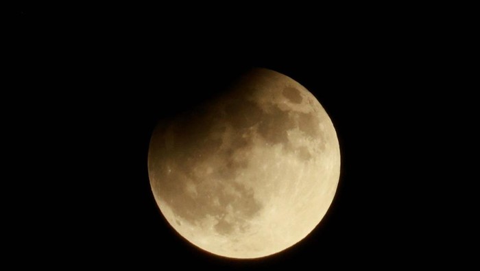 People watch the full moon rise ahead of the lunar eclipse at the Samalayuca Dunes on the outskirts of Ciudad Juarez, Mexico, September 17, 2024. REUTERS/Jose Luis Gonzalez