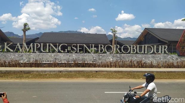 Menko Marves Luhut Binsar Pandjaitan beserta rombongan meninjau Museum dan Kampung Seni Borobudur di Kujon, Kecamatan Borobudur, Kabupaten Magelang, Kamis (19/9/2024).