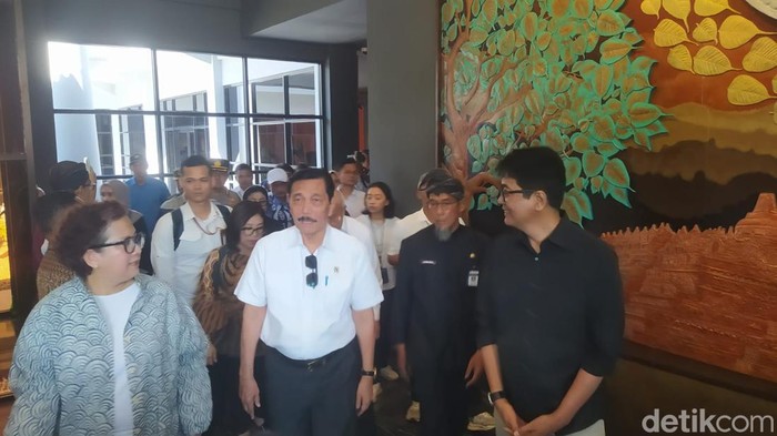 Menko Marves Luhut Binsar Pandjaitan beserta rombongan meninjau Museum dan Kampung Seni Borobudur di Kujon, Kecamatan Borobudur, Kabupaten Magelang, Kamis (19/9/2024).