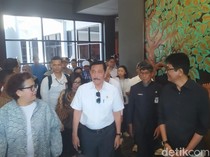 Luhut Ajak Wisatawan Lestarikan Candi Borobudur, Dorong Kunjungi Zona 3-5
