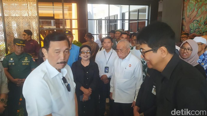 Menko Marves Luhut Binsar Pandjaitan beserta rombongan meninjau Museum dan Kampung Seni Borobudur di Kujon, Kecamatan Borobudur, Kabupaten Magelang, Kamis (19/9/2024).