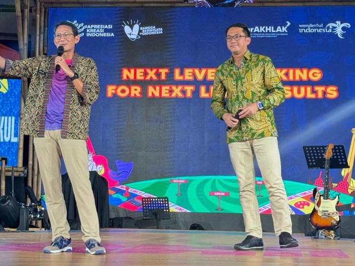 Menteri Pariwisata dan Ekonomi Kreatif Sandiaga Uno bersama Chief of Public Policy & Government Relations GoTo Ade Mulya pada Malam Puncak Apresiasi Kreasi Indonesia 2024 (14/9)
