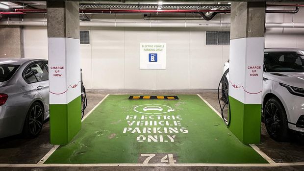 Mobil listrik parkir di basement.
