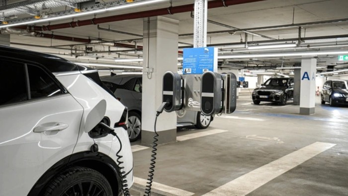 Mobil listrik parkir di basement.