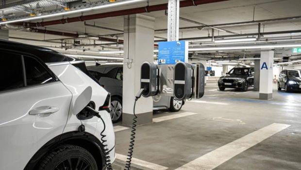 Mobil listrik parkir di basement.