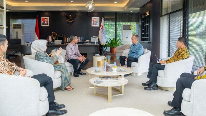 Ketua Kadin Anindya Bakrie bertemu Menteri Perindustrian Agus Gumiwang Kartasasmita. Ia mengundang Menperin untuk hadir dalam acara sarasehan bersama anggota Kadin.