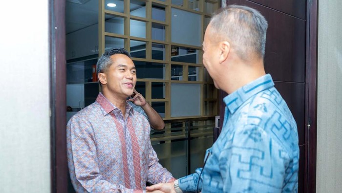 Ketua Kadin Anindya Bakrie bertemu Menteri Perindustrian Agus Gumiwang Kartasasmita. Ia mengundang Menperin untuk hadir dalam acara sarasehan bersama anggota Kadin.