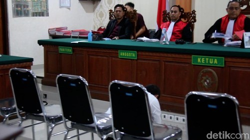 Momen I Nyoman Sukena, terdakwa kasus pemeliharaan landak jawa, sujud syukur saat divonis bebas oleh majelis hakim dalam persidangan di PN Denpasar, Kamis (19/9/2024). (Aryo Mahendro/detikBali)