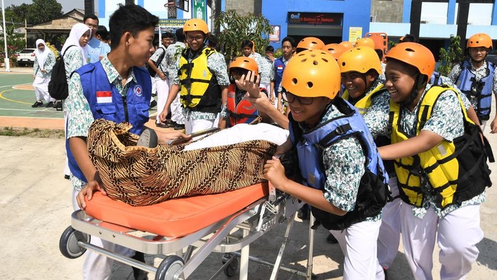 Sejumlah murid SMP Islam PB Soedirman 2 mengikuti simulasi penanganan korban luka akibat gempa bumi di Rawalumbu, Bekasi, Jawa Barat, Kamis (19/9/2024). Simulasi mitigasi bencana gempa bumi yang diselenggarakan BPBD itu sebagai upaya antisipasi serta  meningkatkan kesiapsiagaan dan kemampuan siswa maupun guru dalam penanganan bencana gempa bumi. ANTARA FOTO/Fakhri Hermansyah/tom.