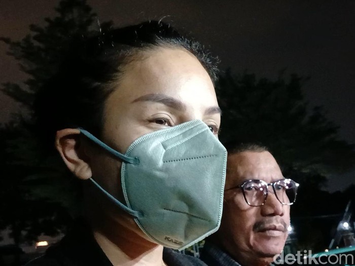 Nikita Mirzani ditemui di Polres Metro Jakarta Selatan pada Kamis (19/9/2024) saat mengantarkan putrinya, LM, melakukan pemeriksaan.
