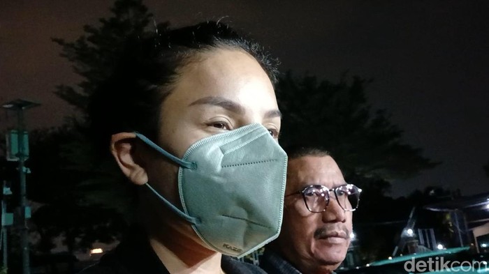 Nikita Mirzani dampingi anak ke Polres Jakarta Selatan.
