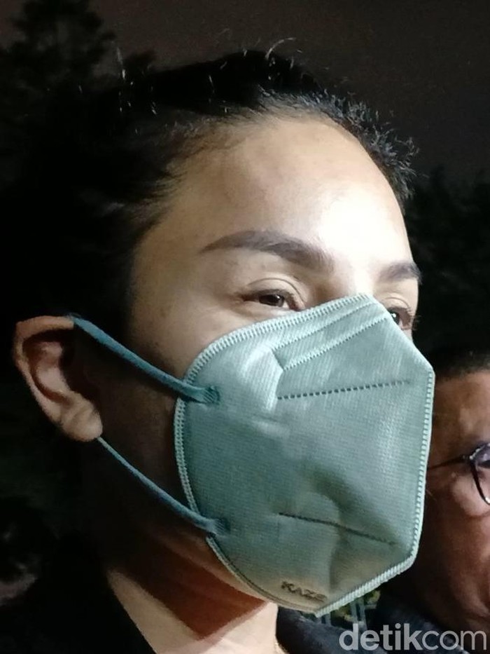 Nikita Mirzani dampingi anak ke Polres Jakarta Selatan.