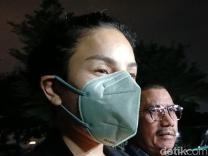 Sikap Nikita Mirzani Dampingi Anak Jalani Pemeriksaan di Kantor Polisi