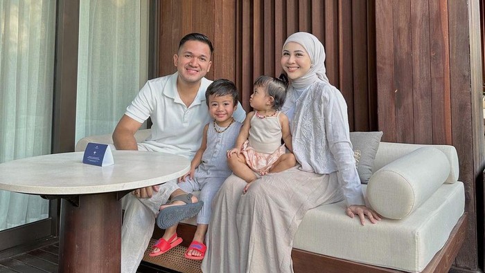 OOTD Kesha Ratuliu Momong Dua Anak