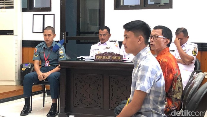Orang tua Iwan, Losawanto Telaumbanua dan kakak kandungnya Antonius Piaman Telaumbanua saat menghadiri sidang pembunuhan Iwan di Pengadilan Militer I-03 Padang. (M. Afdal Afrianto/detikcom).