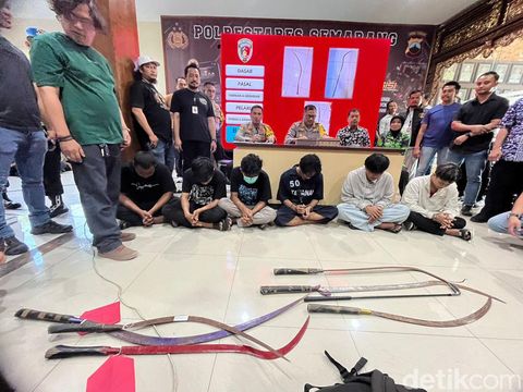 Para pelaku pembacokan mahasiswa Udinus dihadirkan di Polrestabes Semarang, Kamis (19/9/2024). Dari kiri (baju tahanan biru) Rico, Raden, dan Bagas.
