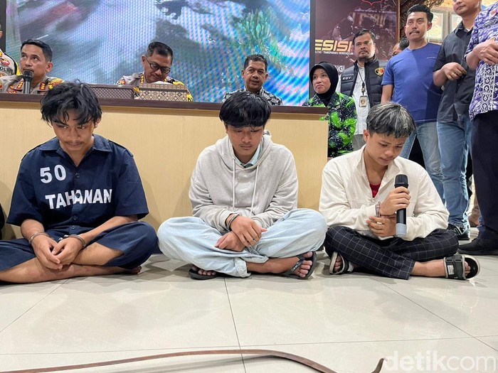 Para pelaku pembacokan mahasiswa Udinus dihadirkan di Polrestabes Semarang, Kamis (19/9/2024). Dari kiri (baju tahanan biru) Rico, Raden, dan Bagas.