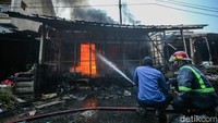 Menurut warga kebakaran mulanya terjadi pada kios berlantai dua.