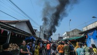 Asap membumbung tinggi yang berasal dari Pasar Tambun, satu kios ludes terbakar.