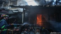 Tampak satu kios terbakar, diketahui kios yang terbakar tersebut merupakan kios plastik.