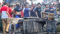 Peristiwa ini menjadi tontonan warga sekitar.