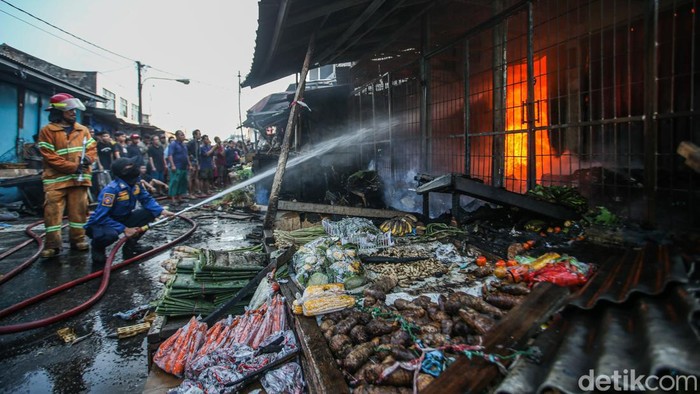 Kebakaran melanda Pasar Tambun, Kabupaten Bekasi, Kamis (19/9/2024). Api berasal dari salah satu ruko dua lantai.