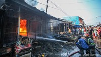 Kebakaran terjadi pukul 08.00 WIB tepatnya di sisi kanan pasar Tambun.