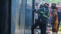Beruntung api tidak menjalar ke kios lainnya, petugas yang datang langsung berupaya memadamkan api.