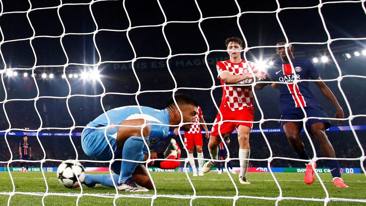 Paulo Gazzaniga bikin gol bunuh diri yang bikin Girona kalah dari PSG (REUTERS/Sarah Meyssonnier)