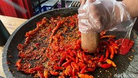 Sekilas mungkin tempat makan ini mirip seperti warung pecel ayam atau lele. Tapi di sini menu utamanya adalah sambal tempong dan sambal ulek yang semuanya dibuat dadakan. Foto: detikFood