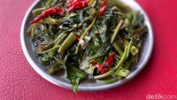 Oh ya, di sini juga tersedia lauk pendamping seperti Cah Kangkung (Rp 12.000) yang ditumis dadakan. Foto: detikFood