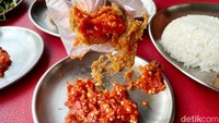 Kalau sambal korek di sini pedasnya lebih galak, karena menggunakan cabai domba segar tanpa tambahan apapun. Foto: detikFood
