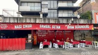 Ada warung tenda kaki lima yang tampil mencolok dengan warna serba merah, yaitu Sambal Pemersatu Bangsa. Warung ini cukup sering diulas oleh food vlogger. Foto: detikFood