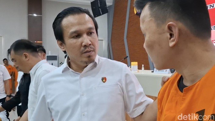 Pelaku saat diamankan Polda Riau. (Raja Adil Siregar/detikSumut)