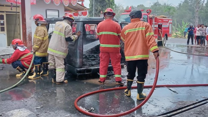 Pemadaman dua unit mobil di kompleks SPBU Kecamatan Somagede, Kabupaten Banyumas, Kamis (19/9/2024) siang.