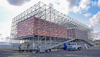 Sejumlah pekerja sengan melakukan pembangunan Museum MotoGP di Kawasan Ekonomi Khusus (KEK) Mandalika, Kabupaten Lombok Tengah, Nusa Tenggara Barat, Rabu (18/9/2024).