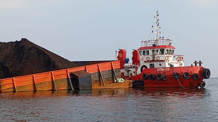 Penampakan kapal tongkang angkut batu bara kandas