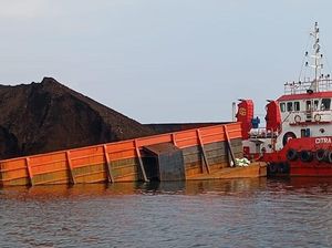 Kapal Tongkang Batu Bara Kandas di Bandar Lampung, Warga Keluhkan Debu