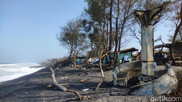 Penampakan Pantai Trisik Kulon Progo yang memprihatinkan,