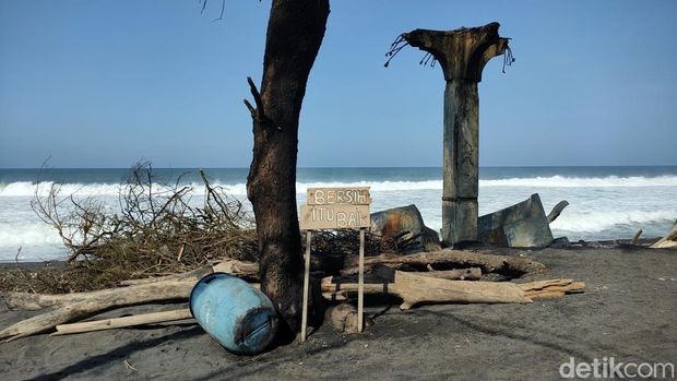 Penampakan Pantai Trisik Kulon Progo yang memprihatinkan,