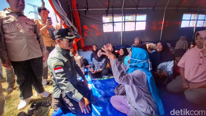 Pengungsi saat curhat kepada Bupati Dadang Supriatna.