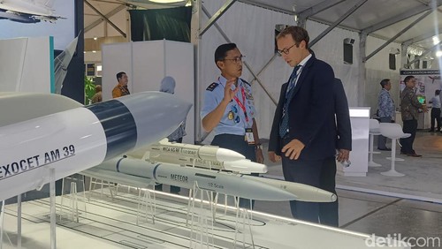 Pengunjung melihat pameran industri penerbangan di Bali International Air Show di Bandara Ngurah Rai Bali, Kamis (19/9/2024).