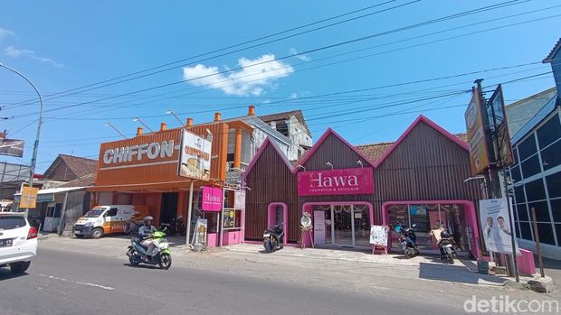 Dua toko yang menjadi korban penipuan modus uang kembalian di kawasan Sidoluhur, Godean, Sleman, Kamis (19/9/2024).