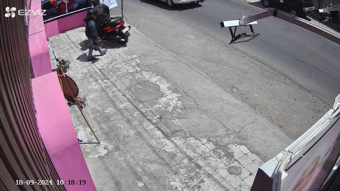 Tangkapan layar CCTV Hawa Cosmetics and Skincare yang memperlihatkan wajah salah seorang pelaku.