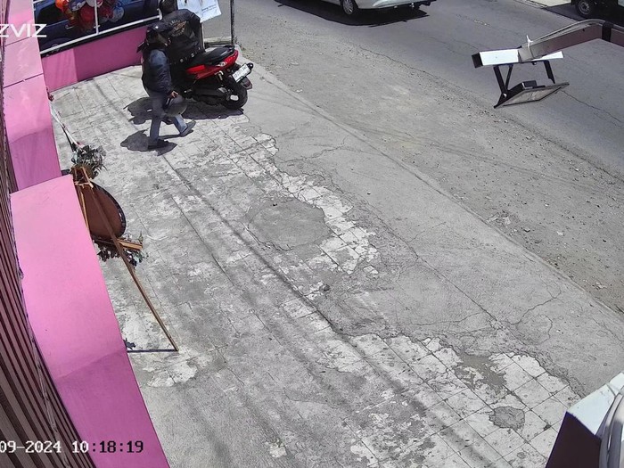 Tangkapan layar CCTV Hawa Cosmetics and Skincare yang memperlihatkan wajah salah seorang pelaku.