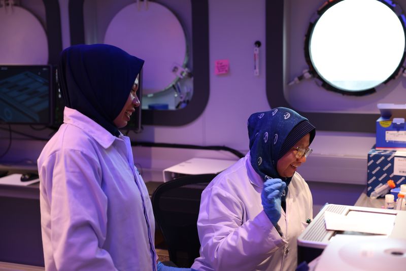 Penjelajahan laut Indonesia oleh kapal OceanXplorer milik OceanX Misi penjelajahan laut Indonesia oleh kapal OceanXplorer milik OceanX akhirnya rampung. Sejumlah temuan menarik dari misi ini di antaranya adalah keberadaan lima gunung bawa laut di perairan Indonesia.